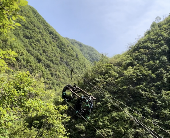 382481482cdedc858884198701972780.png 陜西地礦綜合隊山陽縣馬家山銅金多金屬礦普查項目首次采用索道運(yùn)輸方案 攻克艱險施工環(huán)境43.png